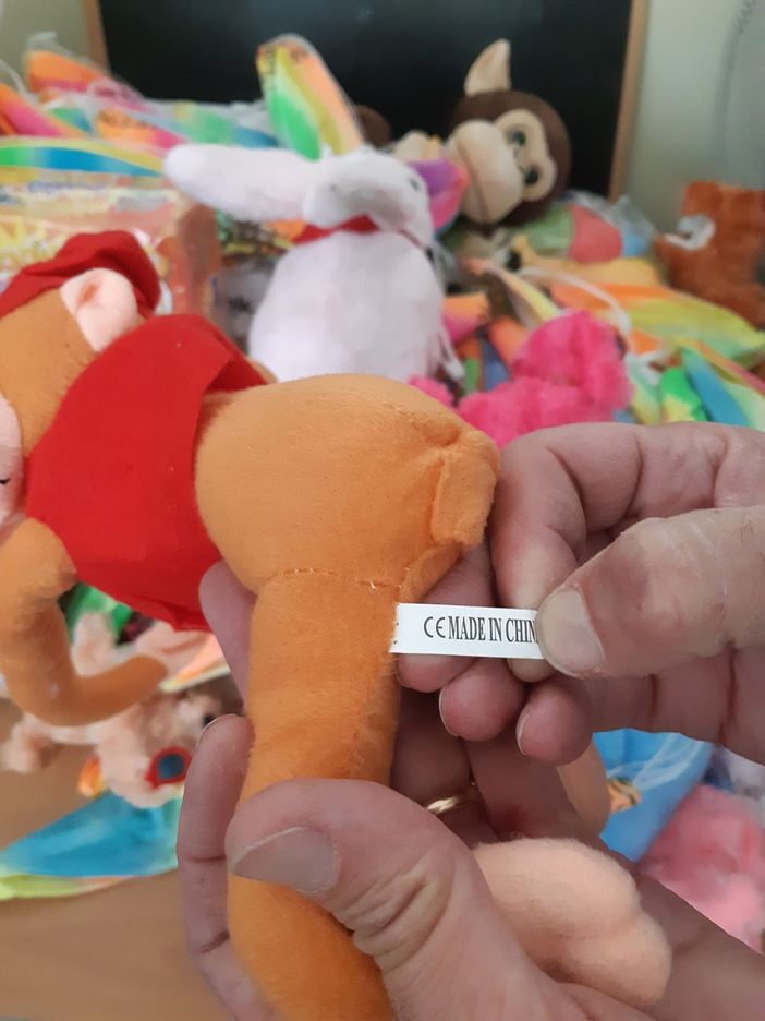 Peluches e altri giocattoli sequestrati un negozio di via XI Febbraio: erano privi di marchio CE