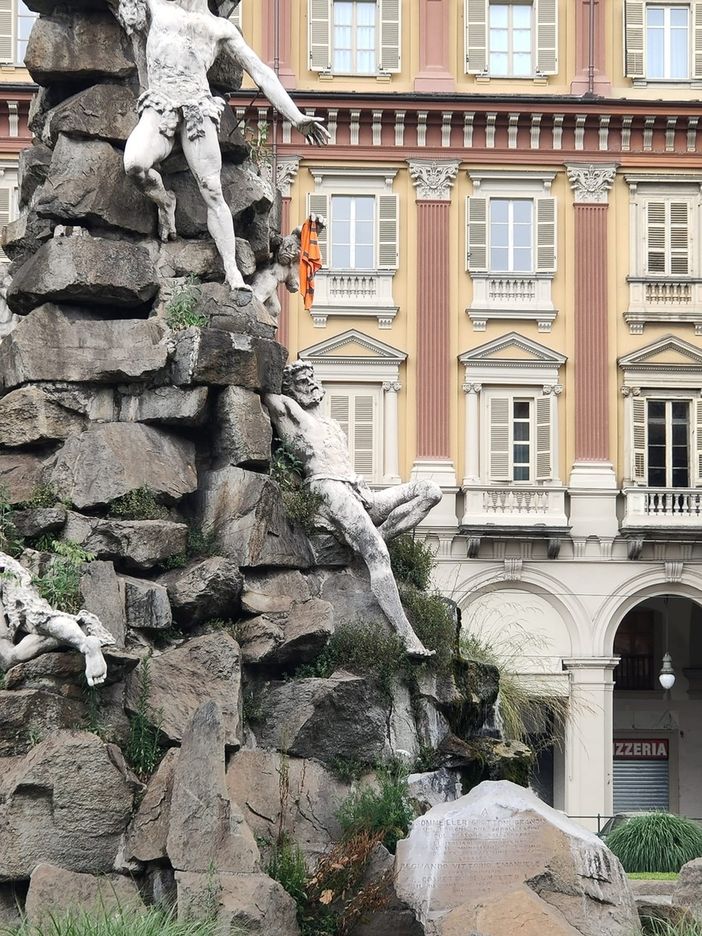 La foto del giubbotto lasciato appeso sul monumento al centro di piazza Statuto