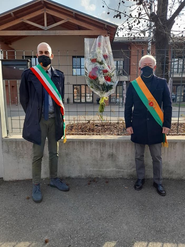 Sindaco e presidente del consiglio comunale davanti alla rsa di Venaria