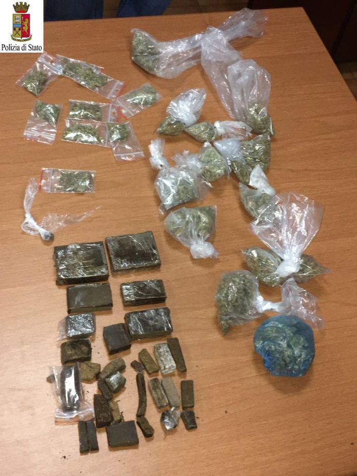 Percorre l'A32 in retromarcia per sfuggire all'arresto: corriere della droga in manette