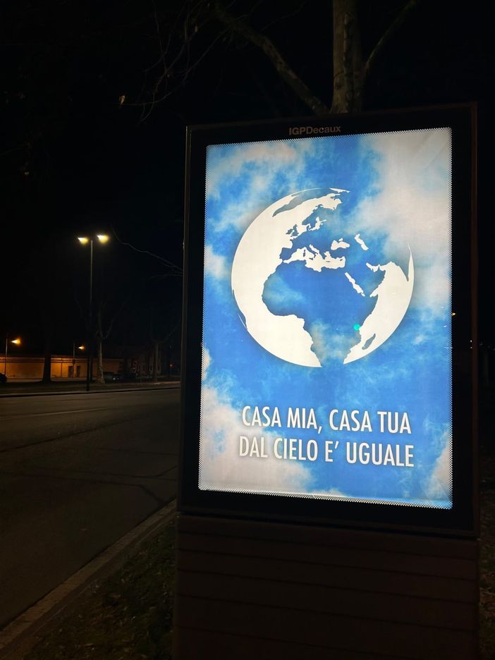 "Casa mia, casa tua dal cielo è uguale". Il Banksy di Torino omaggia Ghali e Boetti