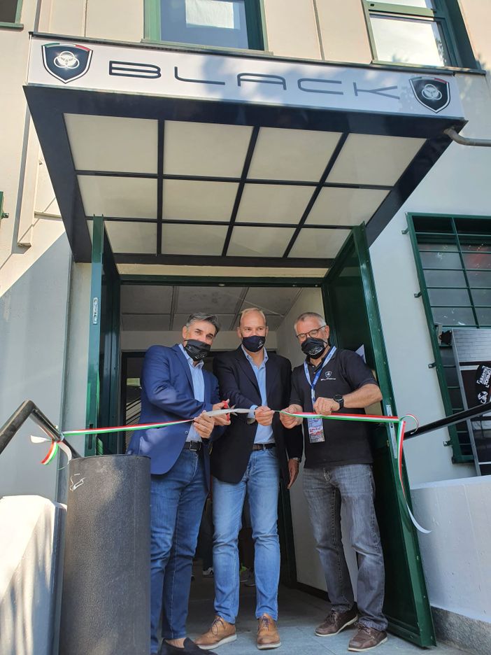 Rivoli, gran successo di pubblico e vetture per l’inaugurazione della nuova sede Black Rivoli, gran successo di pubblico e vetture per l’inaugurazione della nuova sede Black