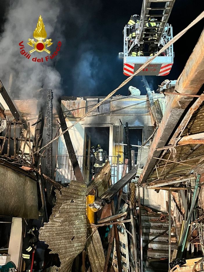 L'intervento dei vigili del fuoco è iniziato nel cuore della notte