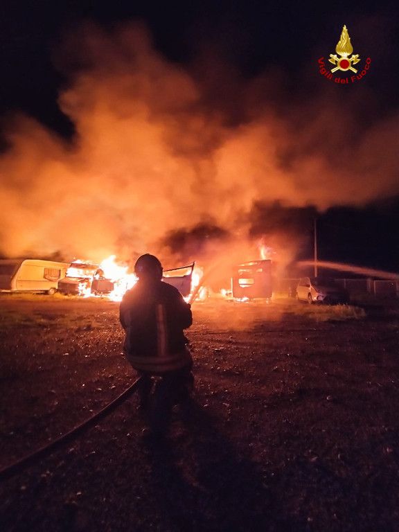 Rogo in un deposito di camper a Sant'Ambrogio: i vigili del fuoco domano le fiamme Rogo in un deposito di camper a Sant'Ambrogio: i vigili del fuoco domano le fiamme