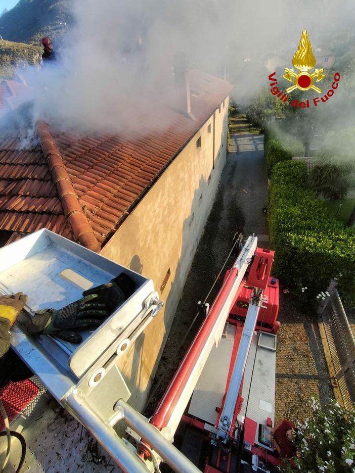 In fiamme il tetto di una casa a Sant'Antonino di Susa: la colonna di fumo visibile da lontano