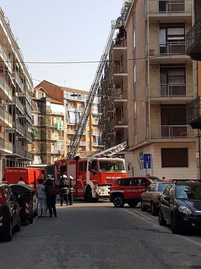 A fuoco attico in via Sineo a Torino, evacuati i condomini della palazzina (FOTO)