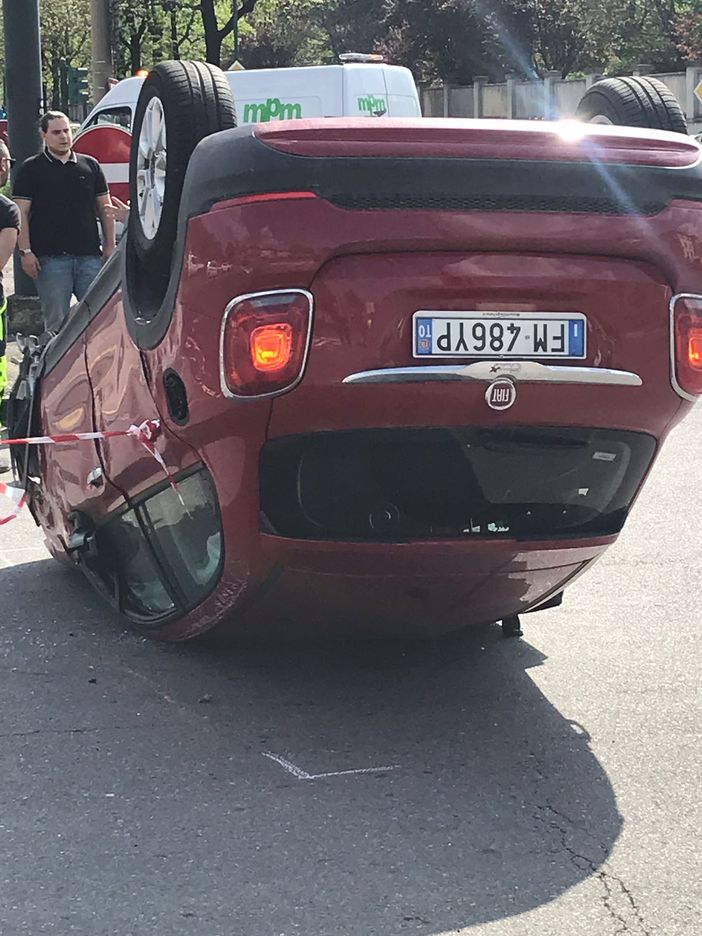 Spettacolare incidente in corso Agnelli, per fortuna nessun ferito grave