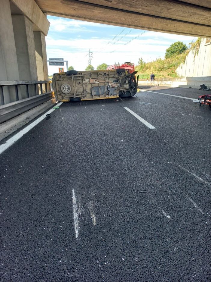 Auto ribaltata su un fianco dopo un incidente