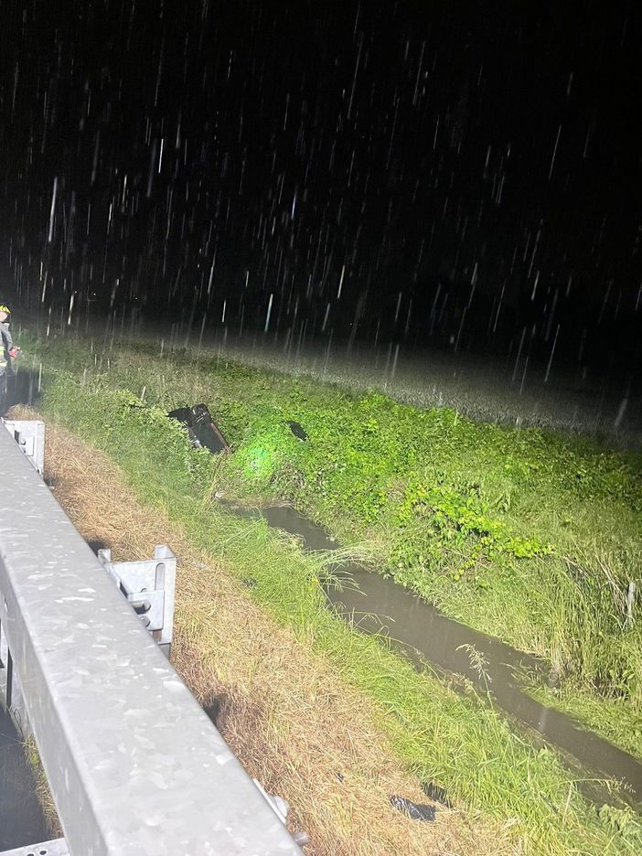 Auto esce fuori strada e si ribalta in una scarpata tra Caselle e Borgaro