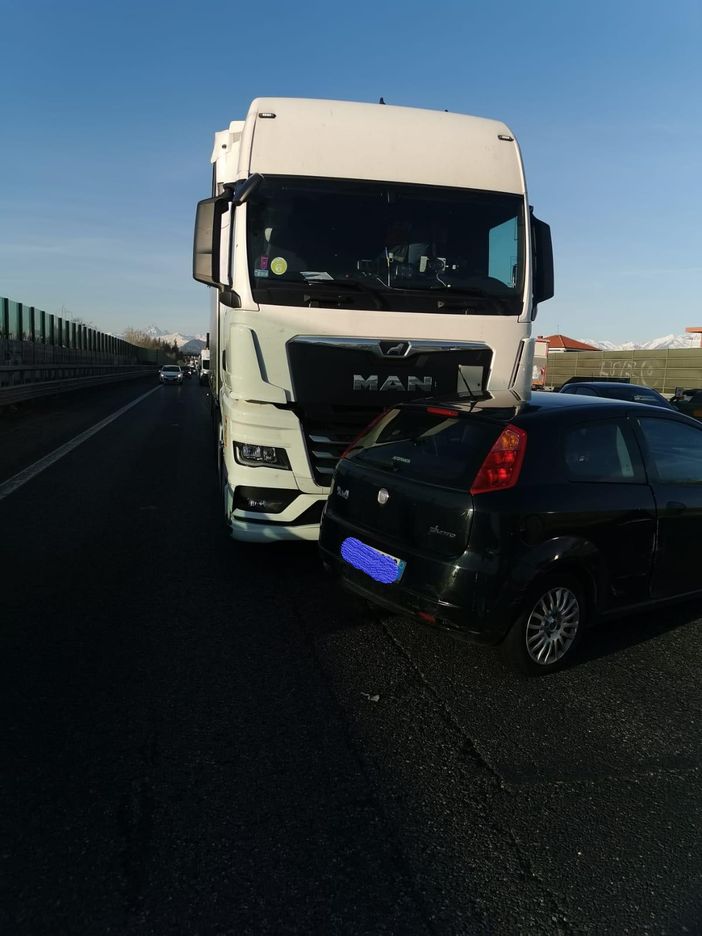 incidente all'altezza di Collegno tra un tir e un'auto