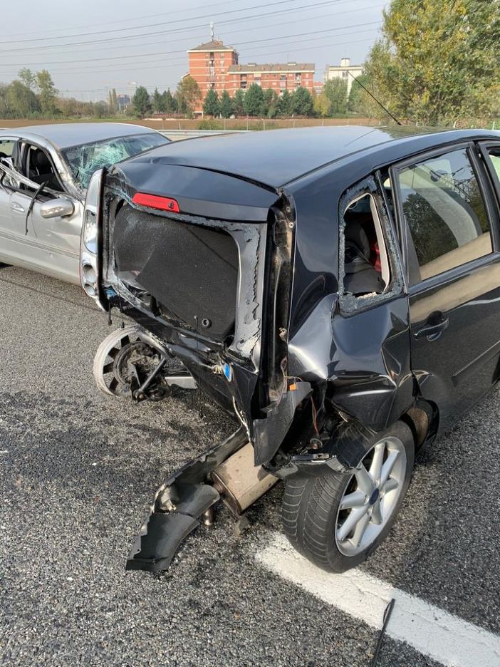 Incidente sulla tangenziale sud di Torino: coinvolte due vetture, una persona ferita e traffico in tilt