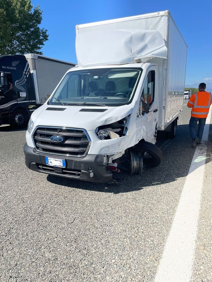 Camion esce dalla corsia e investe un cantiere stradale: incidente sulla tangenziale Sud Camion esce dalla corsia e investe un cantiere stradale: incidente sulla tangenziale Sud