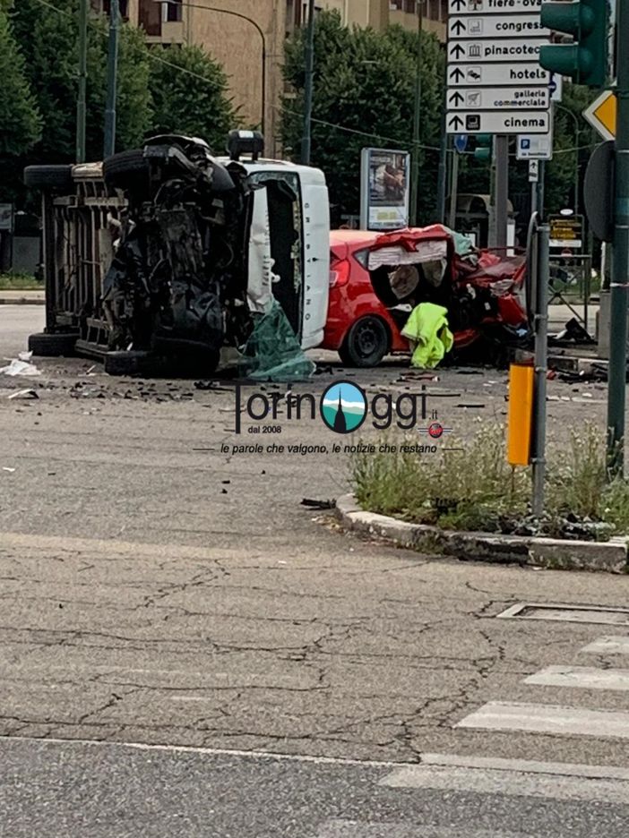 Schianto nella notte: un'auto si ribalta e una persona resta incastrata. Tre feriti al CTO