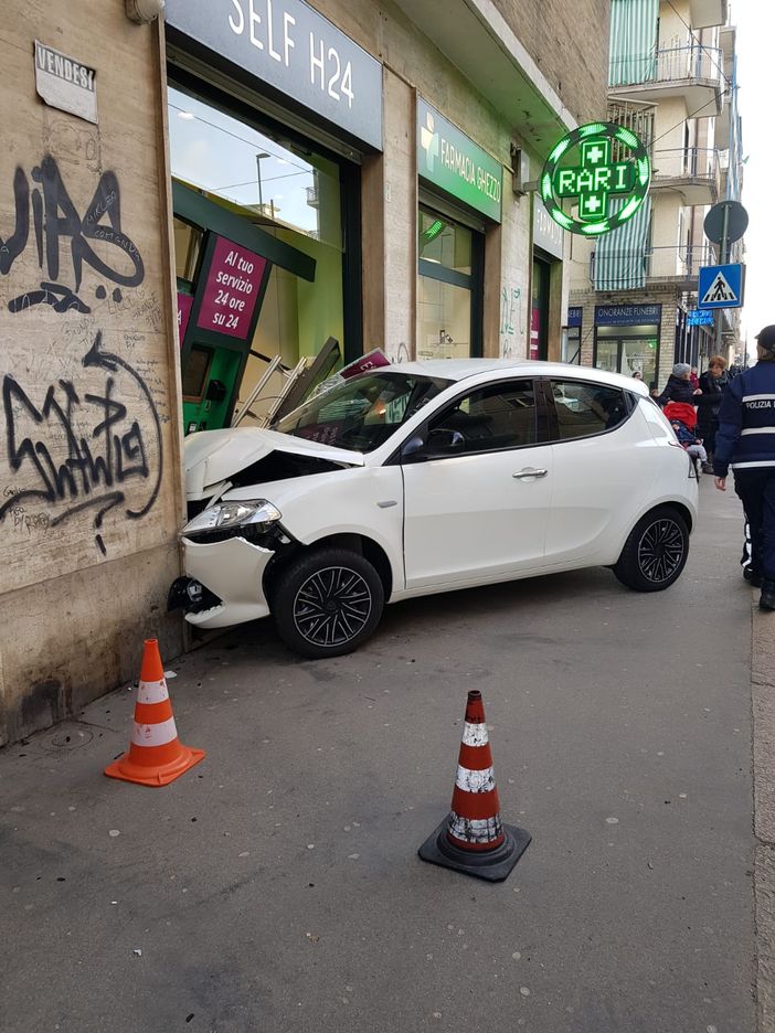 Incidente in via Passo Buole, Lancia Y rischia di distruggere la vetrina di una farmacia