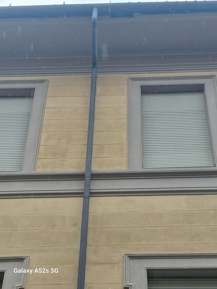 Caduto in strada un frammento di cornicione dell’Istituto Sella Caduto in strada un frammento di cornicione dell’Istituto Sella