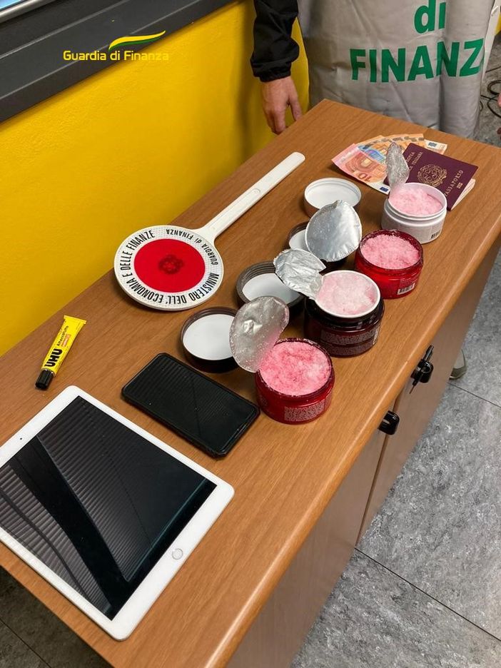 Droga sequestrata dalla Gdf disposta su un tavolo Droga sequestrata dalla Gdf disposta su un tavolo
