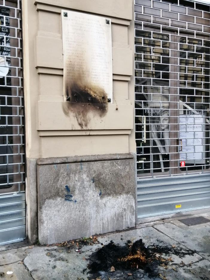 Ignoti hanno dato fuoco alla corona di alloro posata sul monume Ignoti hanno dato fuoco alla corona di alloro posata sul monume