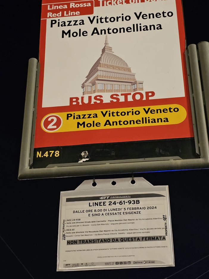 fermata del bus con scritto Mole Antonelliana fermata del bus con scritto Mole Antonelliana