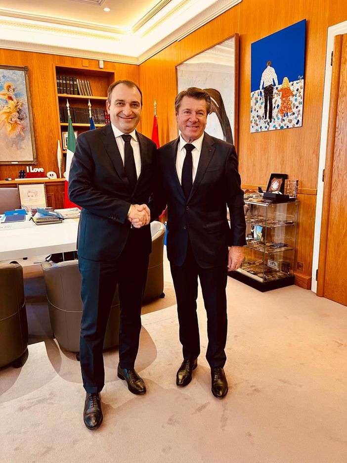 Due persone in piedi si stringono la mano