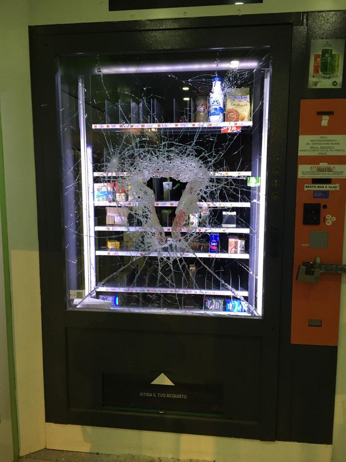 In giro &quot;senza un giustificato motivo&quot; distrugge un distributore di alimenti e tenta la fuga: arrestato