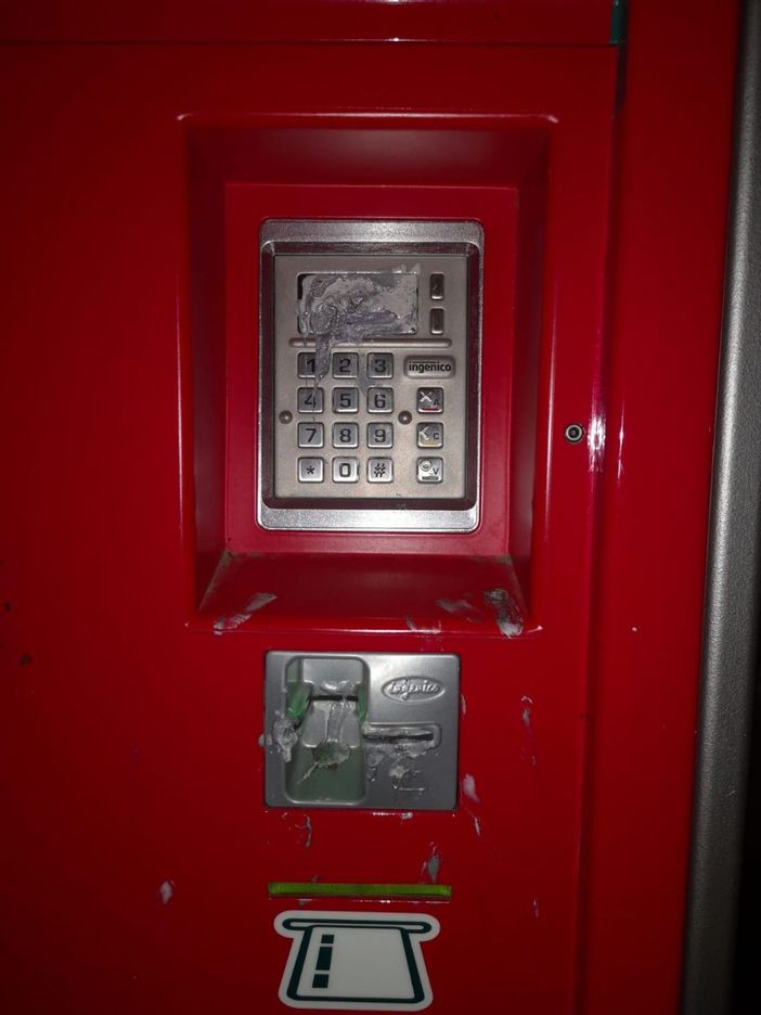 "La biglietteria self service della stazione di Chiomonte è rotta" "La biglietteria self service della stazione di Chiomonte è rotta"