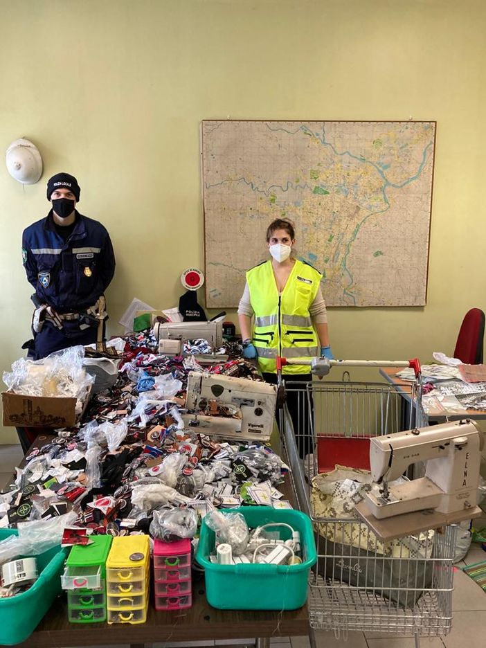 capi contraffatti della sartoria abusiva