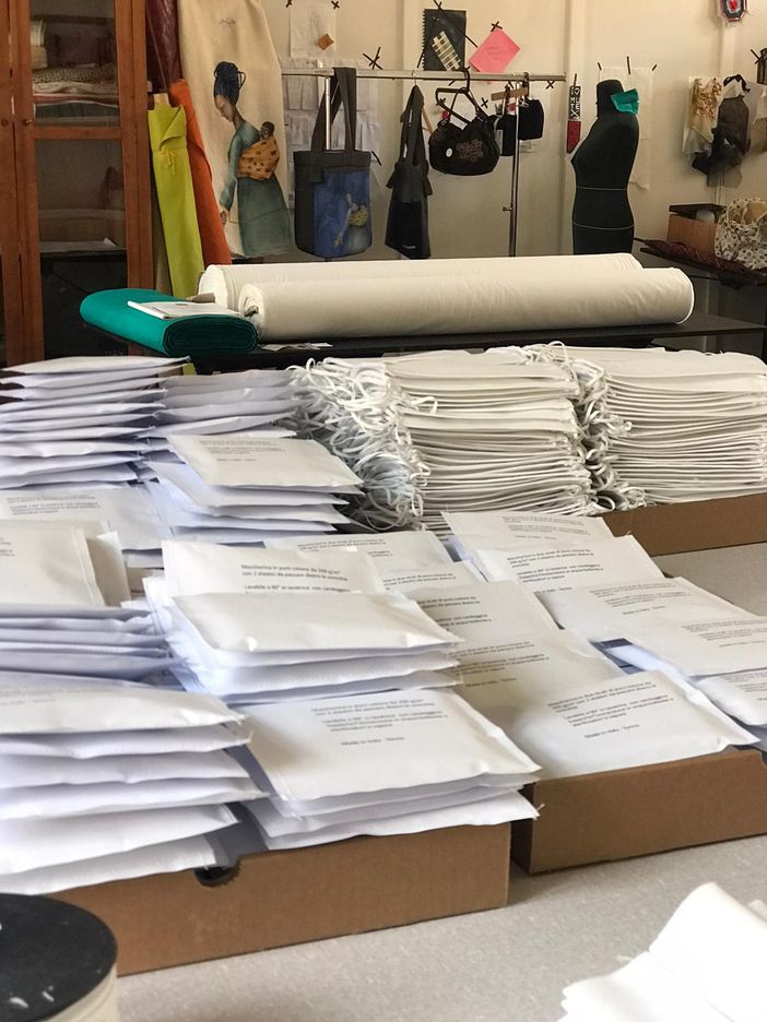 Da Museo del Tessile e Sartoria Sociale 2000 mascherine protettive per il Chierese Da Museo del Tessile e Sartoria Sociale 2000 mascherine protettive per il Chierese