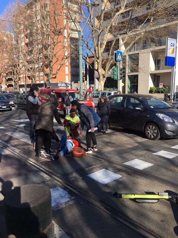 Monopattino investito da un'auto in piazza Bernini