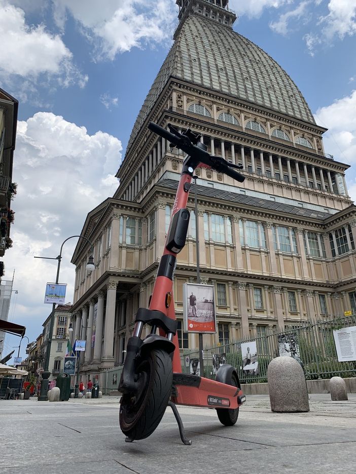 monopattino sotto la Mole antonelliana monopattino sotto la Mole antonelliana