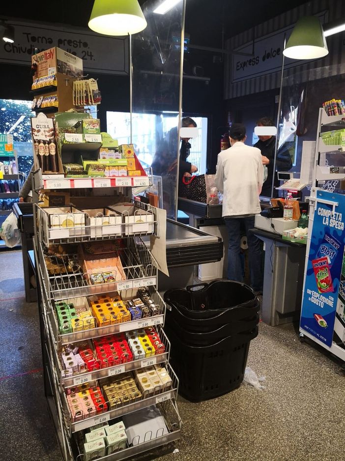 Coronavirus, separè in plexigass alle casse dei supermercati di Torino Coronavirus, separè in plexigass alle casse dei supermercati di Torino