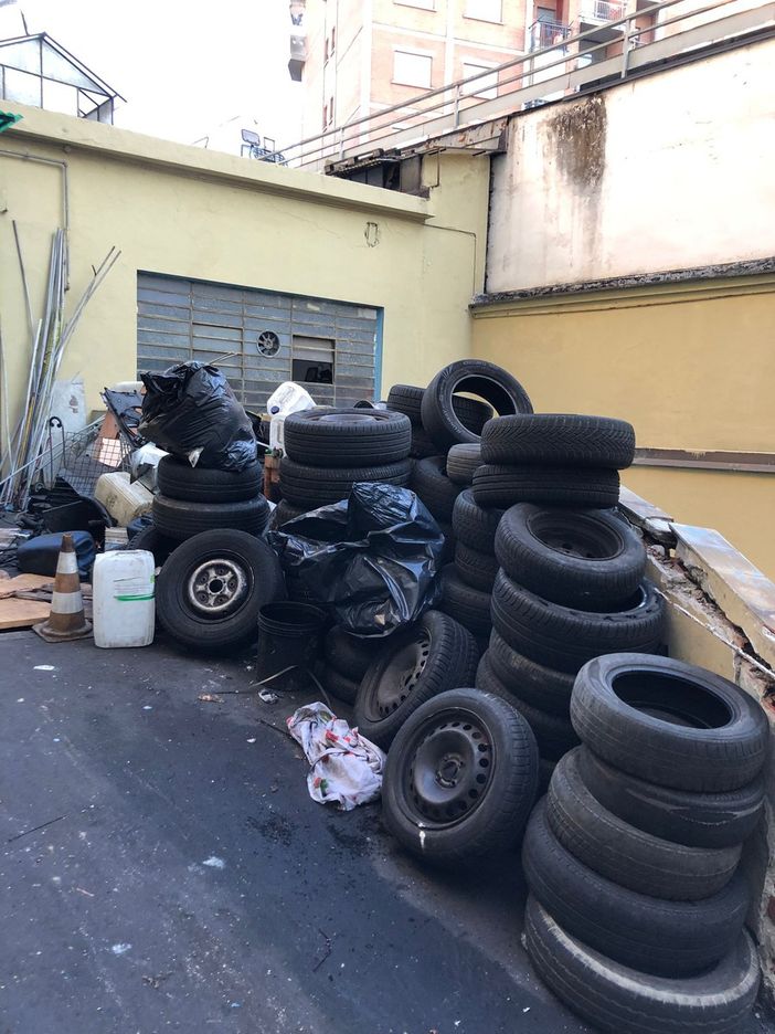 Officina abusiva all'interno di un'autorimessa: i vigili la sequestrano e sanzionano il titolare Officina abusiva all'interno di un'autorimessa: i vigili la sequestrano e sanzionano il titolare