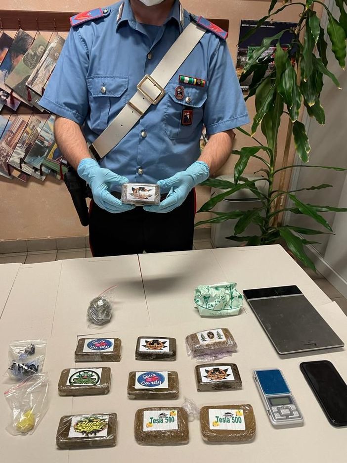 Trovati oltre un chilo e 200 grammi tra ecstasy, marijuana e hashish