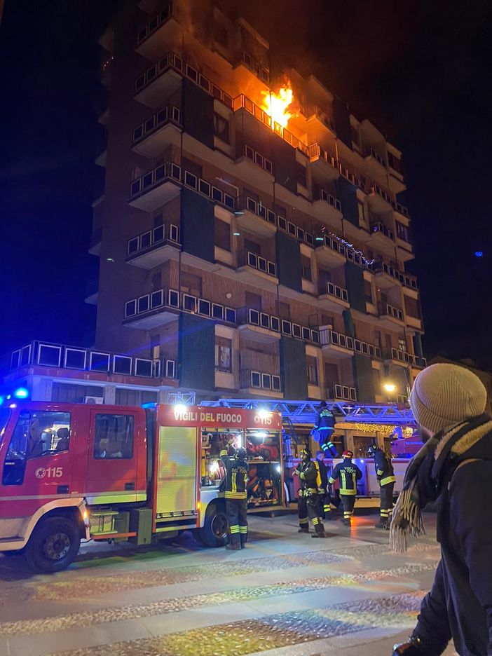 Sul posto stanno intervenendo i vigili del fuoco Sul posto stanno intervenendo i vigili del fuoco