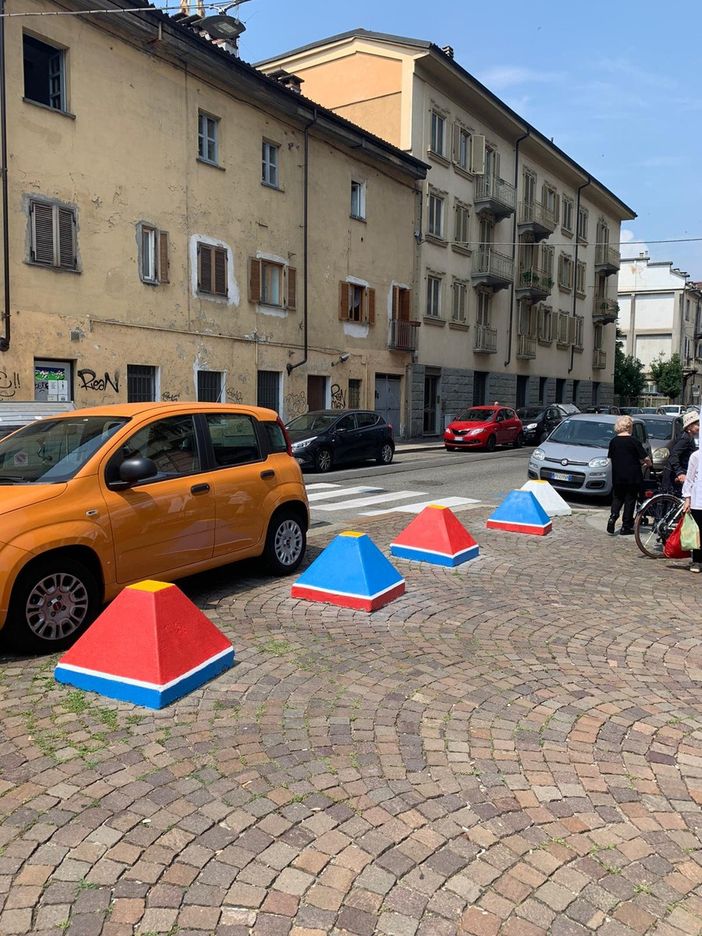 Panchine ridipinte e dissuasori “mosaicati”, Piazza Paravia si rifa il look per l'estate