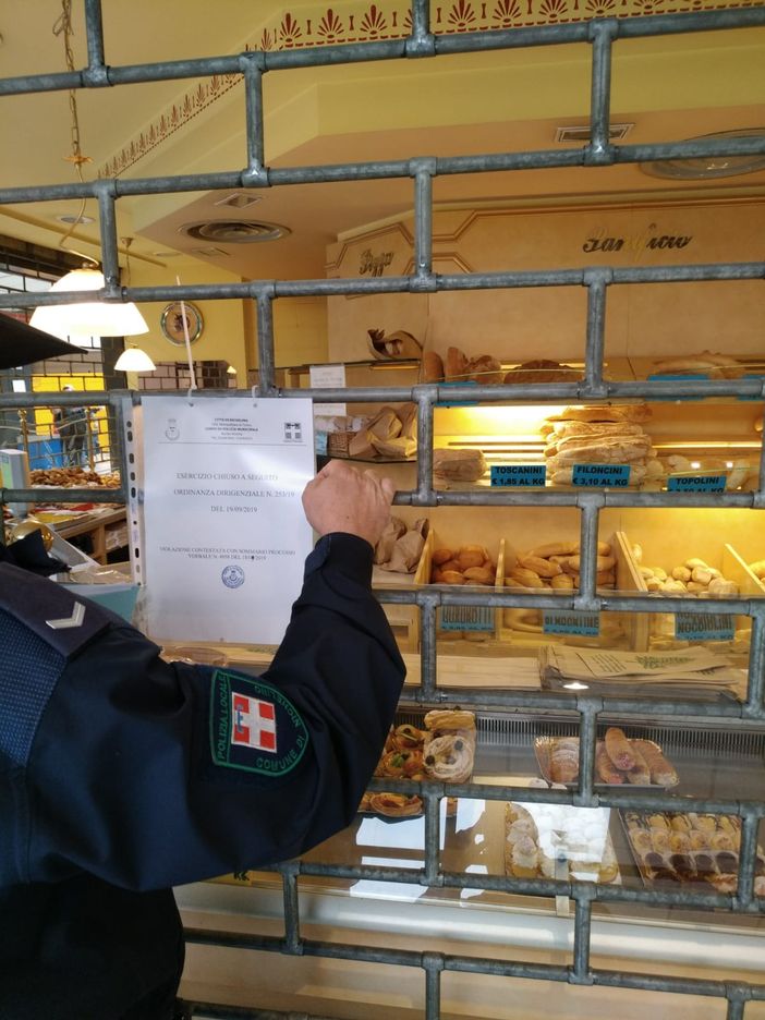 A Nichelino i vigili fanno chiudere una panetteria