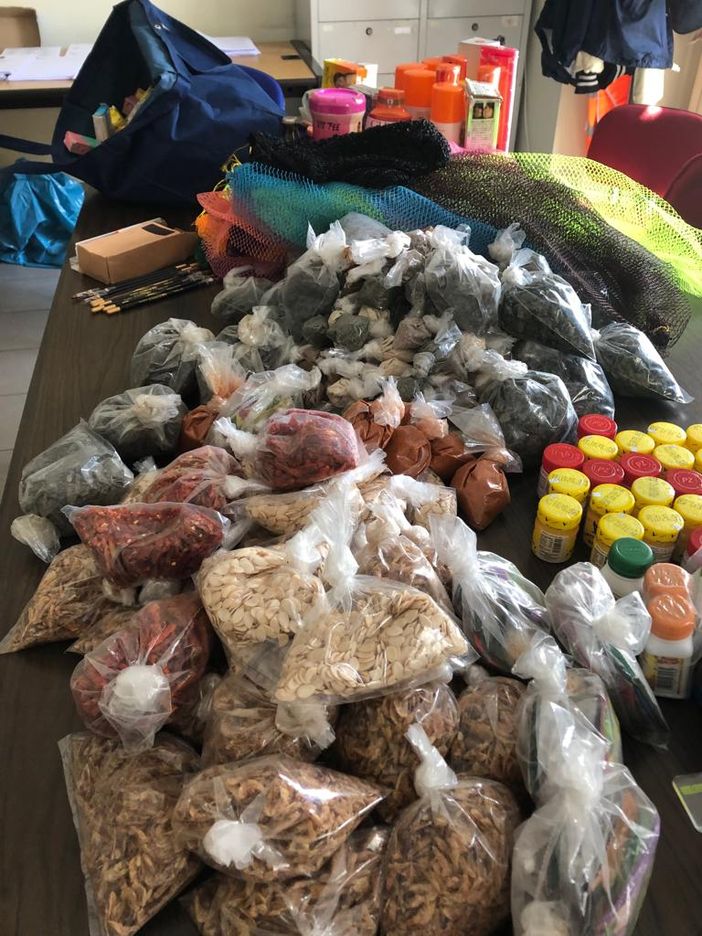 Pesci essiccati, spezie, cosmetici, unghia finte: ecco tutta la merce abusiva sequestrata oggi a Porta Palazzo dalla municipale