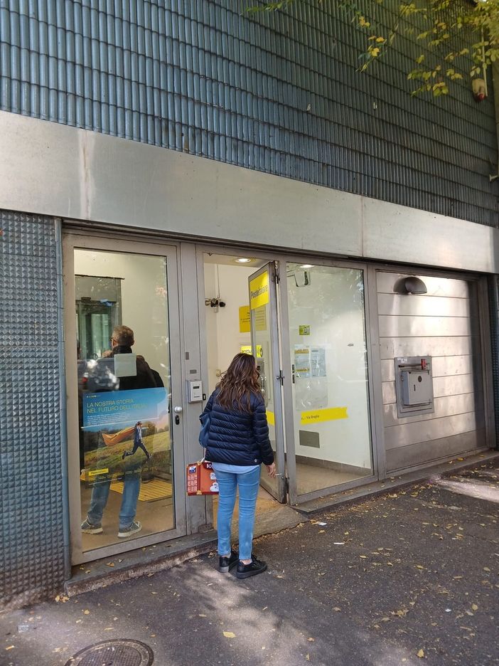 Tentativo di furto nella notte alle Poste di via Breglio, scatta l'allarme anti-intrusione e fa fuggire i ladri