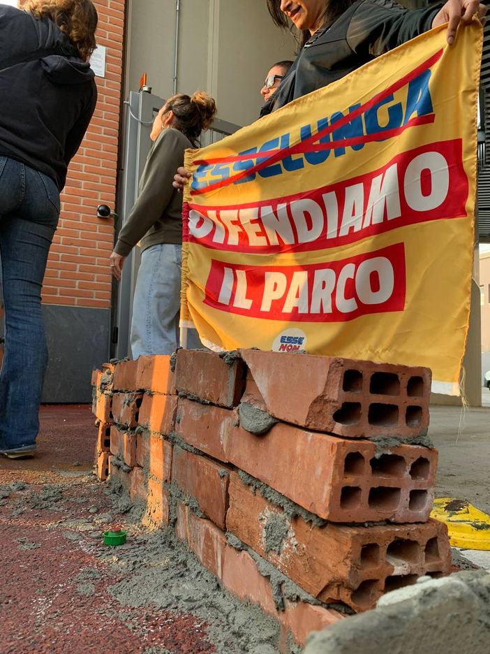 Protesta con mattoni sul cemento