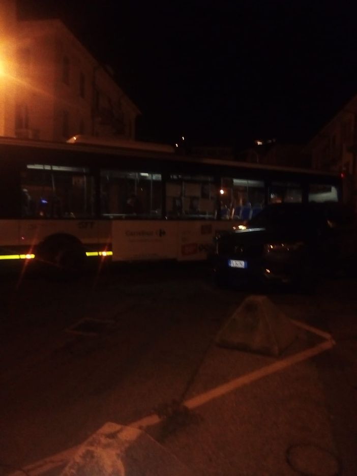 Due autobus bloccati da Suv parcheggiato: dopo mezz'ora di manovre riescono a passare Due autobus bloccati da Suv parcheggiato: dopo mezz'ora di manovre riescono a passare