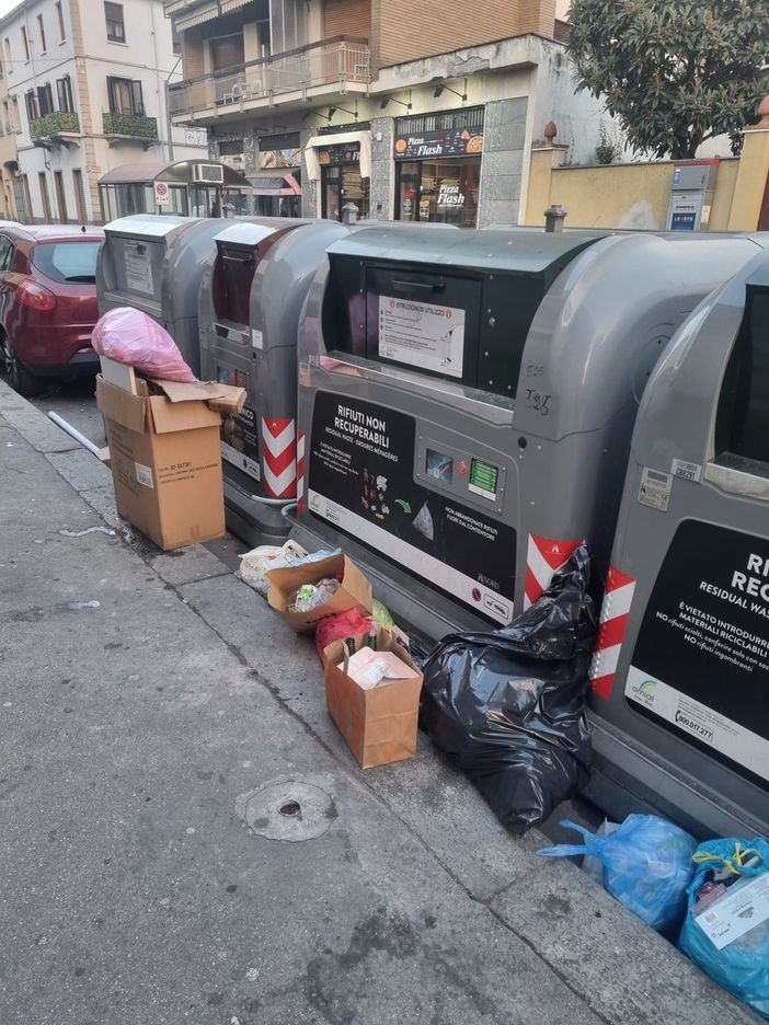 Torino sommersa dai rifiuti, specie in Borgo Vittoria e Barriera di Milano