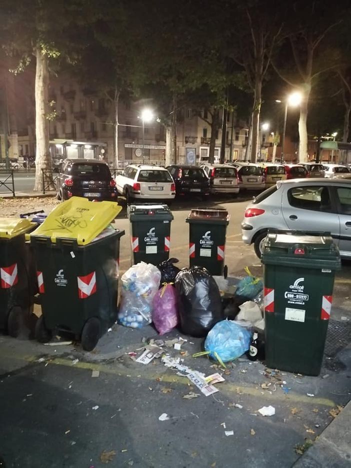 Torino, in corso Tortona spunta una piccola “discarica a cielo aperto”