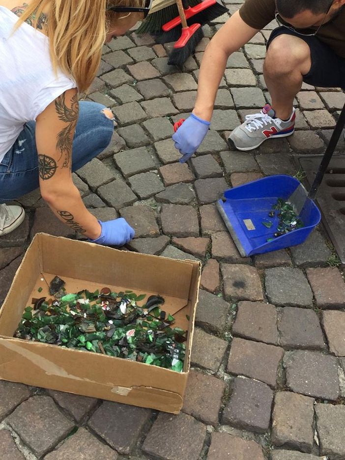 CasaPound ripulisce Piazza San Carlo dai cocci di vetro CasaPound ripulisce Piazza San Carlo dai cocci di vetro