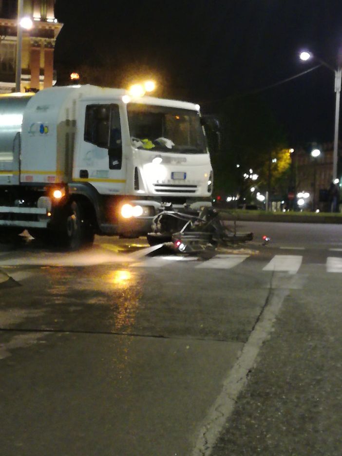 Coronavirus, un fine settimana di interventi per l'igienizzazione delle strade di Torino