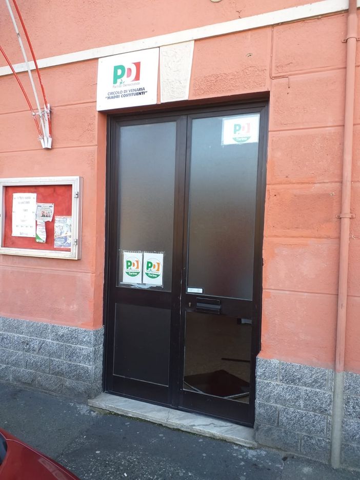 Atto vandalico contro la sede del Pd a Venaria Reale