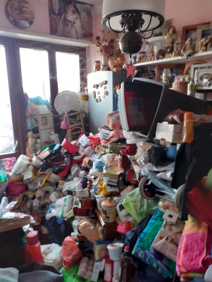 Sgomberate 10 tonnellate di stracci e vestiti accumulati in un appartamento Atc di corso San Maurizio Sgomberate 10 tonnellate di stracci e vestiti accumulati in un appartamento Atc di corso San Maurizio