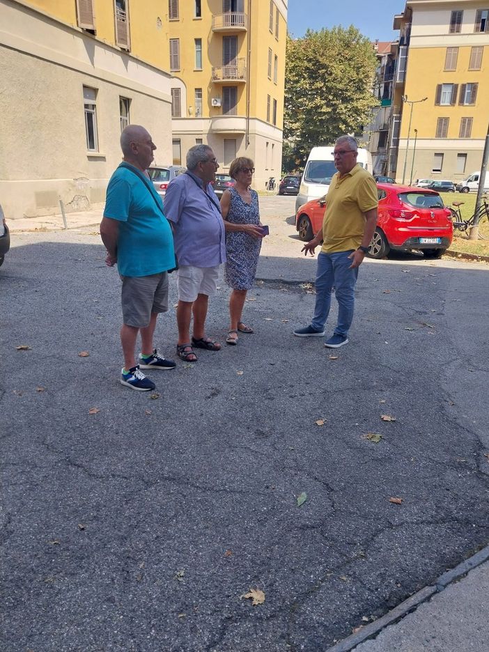 persone in un cortile