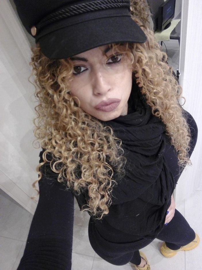 A Pinerolo si è spenta la stella di Shakira, la bella barista del Caffè Centrale