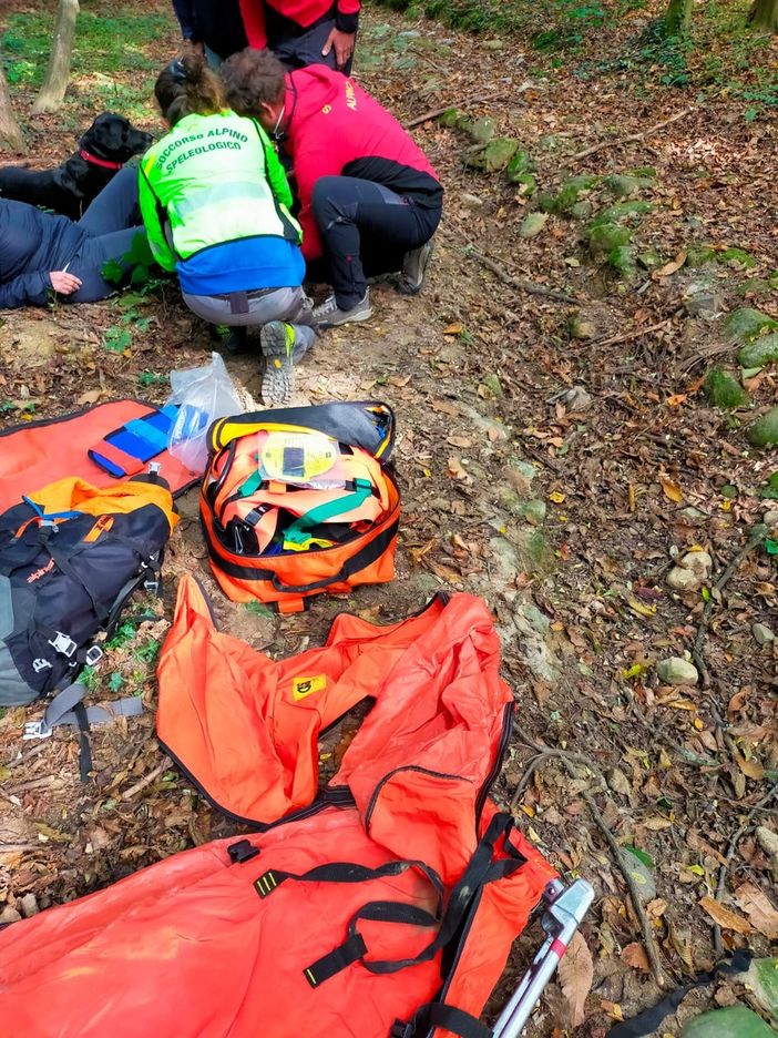 Cade nei boschi tra Avigliana e Giaveno, portata in salvo dal Soccorso Alpino