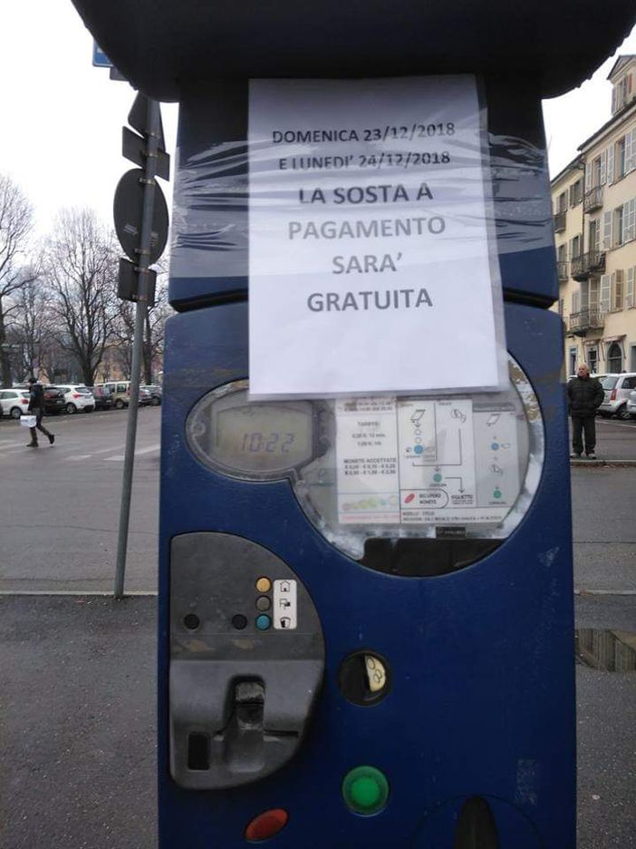 Pinerolo, sosta gratuita domenica 23 e lunedì 24: lo dice un avviso appiccicato sul parcometro Pinerolo, sosta gratuita domenica 23 e lunedì 24: lo dice un avviso appiccicato sul parcometro