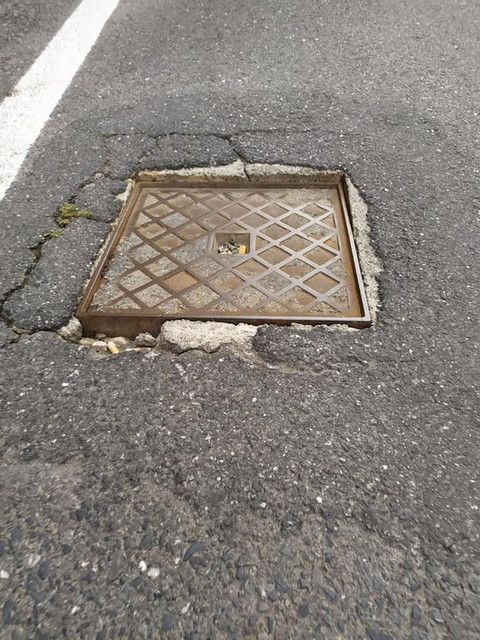 Usa un tombino in ferro per spezzare la catena di un monopattino elettrico: ma quella resiste e lui viene arrestato Usa un tombino in ferro per spezzare la catena di un monopattino elettrico: ma quella resiste e lui viene arrestato